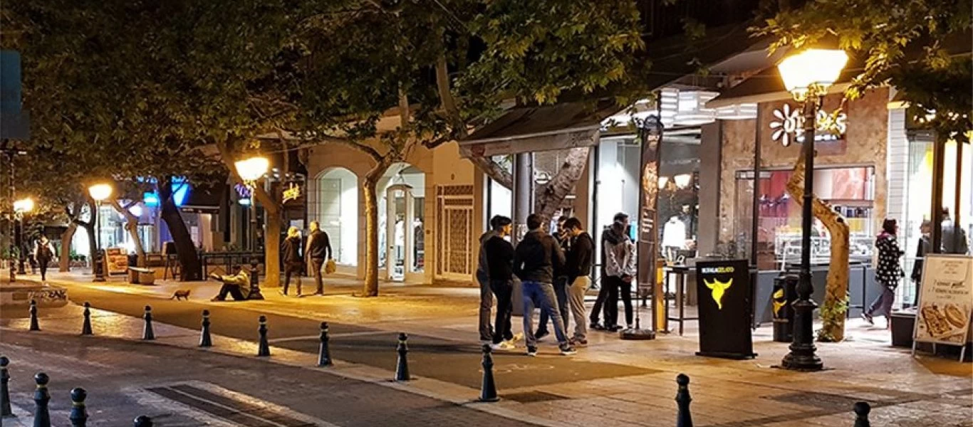 Σημερινές εικόνες από τις πλατείες της Αθήνας - Η πτώση θερμοκρασίας έβγαλε λιγότερο κόσμος έξω